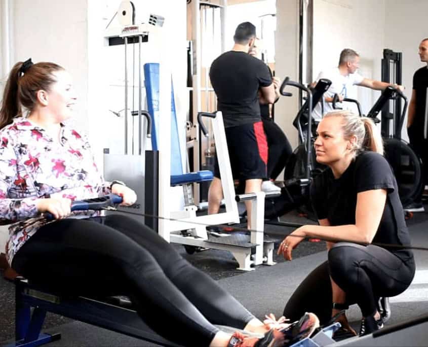 Træner snakker med en trænende kunde